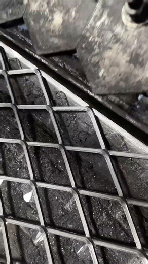 Chain Fence Factory in Action – From Wire to Fence