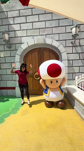 Yoshi Dance with Toad at Super Nintendo World