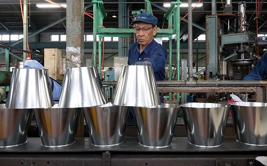 批量生产桶的过程，日本镀锌钢桶工厂