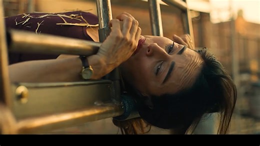 女人解救小羊触发机关，局势瞬间反转，她成了猎物还被困在密室！《人类清楚计划》_腾讯新闻