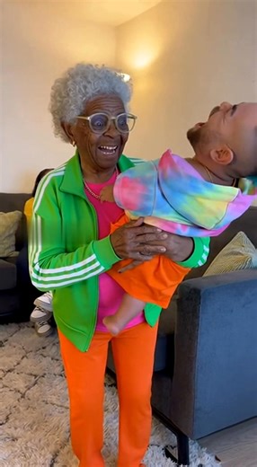 Grandma lifts dwarf 😂 | Abuela levanta enano 😂 | ばあちゃんが小人を持ち上げる 😂 | جدّة ترفع القزم | تخفيضات كورسات تداول مدفوعة