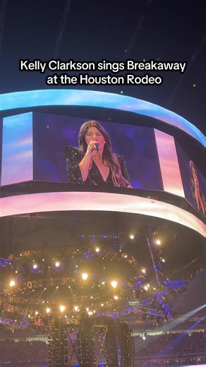 Kelly Clarkson sings Breakaway at the Houston Rodeo @kellyclarkson #breakaway #rodeohouston2026 #hlsr2026 #kellyclarkson #houstonrodeo