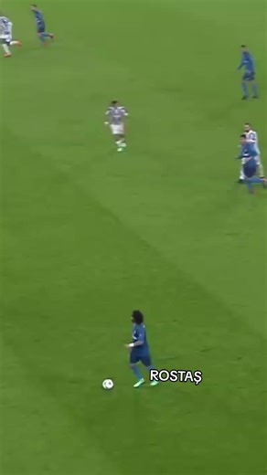 Marcelo a ridicat privirea către jucătorul său preferat, Ronaldo 😳⚽ Pasa a fost prea lungă… dar nu se aștepta ca „nebunul” să continue să alerge disperat după o minge care părea imposibil de ajuns 🔥🏃‍♂️ #Marcelo #CristianoRonaldo #Fotbal #Determinare #Legenda