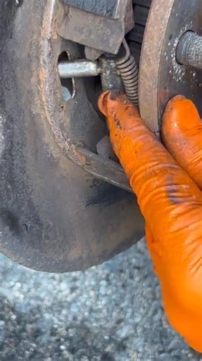 Parking brake shoe adjuster ✅ #ParkingBrake #ParkingBrakeShoes #BrakeAdjuster #RearBrakes #BrakeJob #MechanicLife #MyMobileMechanic | My Mobile Mechanic / Auto Repair & Brake Replacement.