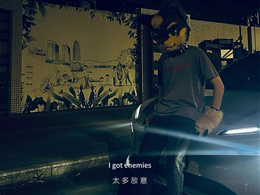 也是当上车模了