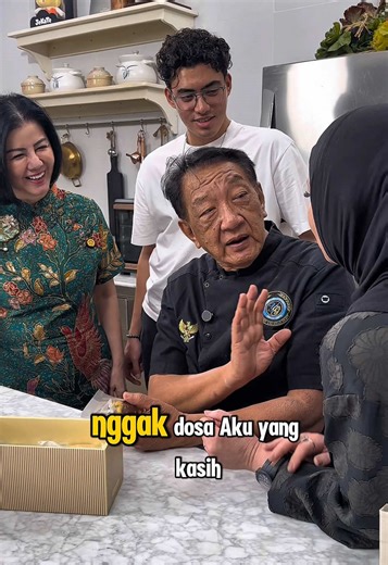 NASTAR GULUNG TERENAK DIDUNIA. Hanya ada di @mamitoko . Anda harus coba deh ini luar biasa lho sangat recomanded banget. Lembut benar2 wangi wijsmann dan eksklusif penampilan dan pakaging. Luar biasa deh. Mama rieta sampai ambil bagian aku lho. @rieta_amilia By the way A dan bisa pesan buat Idul Fitri ini gak malu malu in dan premium buat relasi anda