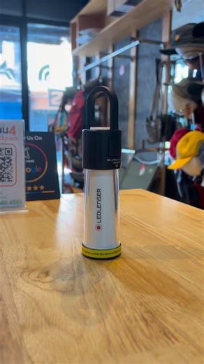 Ledlenser ML6 Lantern 2,880 บาท ตะเกียง LED ที่ให้ความสว่างและสร้างบรรยากาศในแคมป์ได้เป็นอย่างดี พร้อมด้วยเลนส์แบบพิเศษที่ช่วยกระจายแสงให้ไม่แสบตา และใช้งานได้อย่างสะดวก ด้วยฐานแม่เหล็กและหู้คล้อง ไม่ว่าจะวาง แขวนหรือห้อย ก็สะดวก ให้ความสว่างสูงสุดถึง 750 ลูเมน และสามารถใช้เป็น Powerbank ชาร์์จโทรศัพท์ได้อีกด้วย ความสว่างปรับได้ตั้งแต่ 5-750 ลูเมน Runtime : 3.5-200 ชั่วโมง (ขึ้นอยู่กับความสว่างที่ใช้งาน) มีหลายโหมดให้ใช้งาน ทั้งไฟสว่างปกติและไฟกระพริบ Battery 1x Li-ion 18650 3.6V ความจุ 3200mAh 