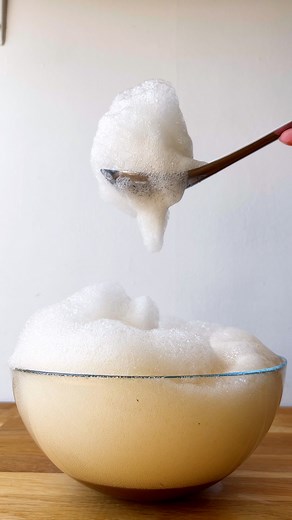 Frozen Foams ❄️ Get the Recipes on @gronda Check the link in the bio. How much do you know about soy lecithin? You’ve almost definitely come into contact with it when you’ve bough mayonnaise or any other supermarket product thats been emulsified. Outside of being one of the most popular food additives, what use is it to chefs? Soy lecithin has a chemical property that allows it to form protective layers around bubbles, preventing them from collapsing quickly. Chefs have been using this to make f