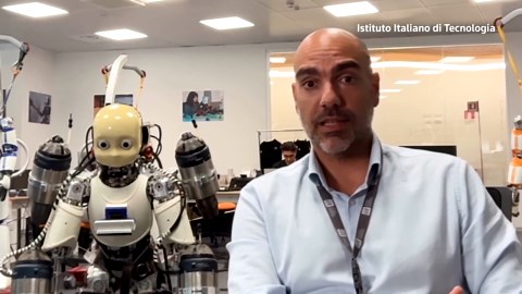 Jet-powered humanoid robot takes flight