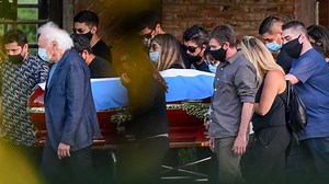 Maradona daags na overlijden in besloten kring begraven