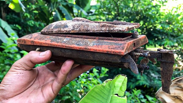 Reviving a Toy RC Racing Speedboat Complete Restoration of a Miniature Water Racer