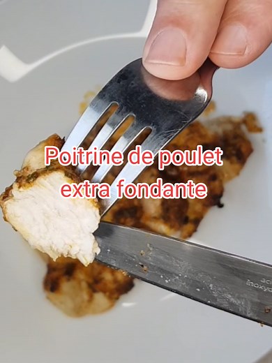 ⭐ Poitrine de poulet ultra fondante cuite au Airfryer. Pour attendrir la poitrine de poulet 🐓je commence par l'inciser et je la place dans un récipient hermétique. Je la recouvre d'eau 💧 et j'ajoute une cuillère à soupe de bicarbonate de soude alimentaire. Le bicarbonate de soude attendrit la viande en profondeur. Une fois le temps écoulé ⌛ je rince le poulet🐓 à grande eau afin d'éliminer toutes traces de bicarbonate. J'assaisonne avec de l'huile d'olive, du sel 🧂, du poivre 🌑 ainsi que des