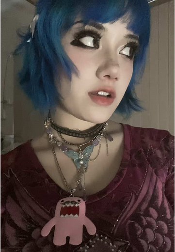 Short Hairstyle Ideas for Blue Hair Girls with Hair Clips