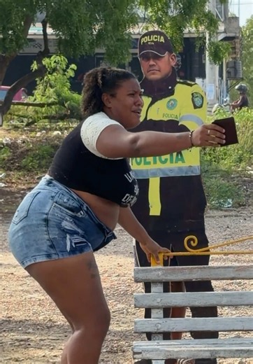 El policía falso 😱🤣😂#usa🇺🇸 #estadosunidos🇺🇲 #tiktokusa | police distracting