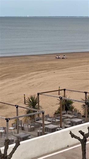 🌊 Et si vos vacances commençaient ici ? À deux pas de La Rochelle, face à l’océan, le Logis Hôtel le Rivage à Châtelaillon-Plage vous accueille les pieds dans le sable 🏖️ ✨ 35 chambres dont la plupart avec vue mer et balcon 🧖‍♀️ Espace bien-être privatif avec sauna & hammam 🍹 Bar de plage : tapas, cocktails et couchers de soleil 🍽️ Petit-déjeuner face à l’océan 🚲 Location de vélos & activités nautiques à proximité ➡️ Une ambiance familiale et chaleureuse, dans une station balnéaire pleine 