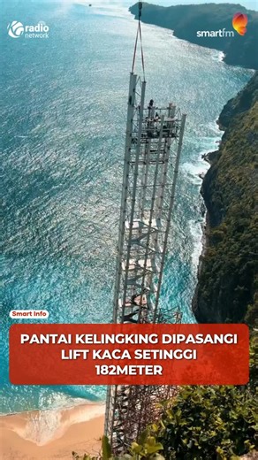 Radio Smart FM Jakarta 95.9 on Instagram: "Pantai Kelingking di Nusa Penida, Klungkung, akan dibangun lift kaca setinggi 182 meter untuk memudahkan wisatawan turun ke pantai. Saat ini, pengunjung harus menuruni tebing curam dengan kemiringan 70–80 derajat menggunakan tangga kayu yang cukup berisiko. Proyek hasil kerja sama PT Bangun Nusa Properti dan Banjar Adat Karang Dawa ini diharapkan berjalan sesuai standar serta mendorong pariwisata Nusa Penida dan meningkatkan kesejahteraan masyarakat Klu