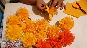 90K views · 1.5K reactions | cómo elaborar flores de Cempasúchil con papel crepe y de naylon, tradición que aún se conserva en los hogares huastecos, así se realizan para adornar los altares en Xantolo. #Nuestras_Raices_Tlalli_Nantli | Nuestras Raíces “Tlalli Nantli” | Facebook