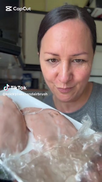 Kricky Cakes & Airbrush a TikTokon