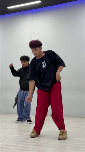 When you can’t midfing at class but you watched FRIENDS… [clip from Kuya Hubert’s class 👌💯] #OwnIt 📍 HQ Studios