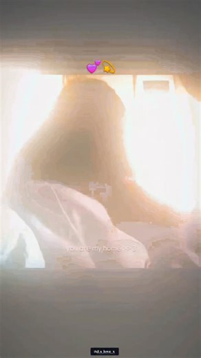 Sᴀᴛʏᴀᴍ ɢᴏsᴡᴀᴍɪ on Instagram: "🥺❤️ 日本利用压电瓷砖将脚步转化为电能。这些瓷砖捕捉来自你脚步的动能。当你行走时，你的重量和动作会对瓷砖产生压力。瓷砖会轻微弯曲，从而产生机械应力。瓷砖内部的压电材料将这种应力转化为电能。每一步都会产生少量电荷，而数百万步结合在一起就能产生足够的电力来驱动 LED 灯、数字显示屏和传感器。在像涩谷车站这样繁忙的地方，每天大约有 240 万个脚步为这一系统作出贡献。这些电能可以被储存或立即使用，从而减少对传统电力来源的依赖，并支持可持续的城市基础设施。这种方法将日常运动转化为实用的可再生能源 #日本 #知识 #事实 #你知道吗 #推荐 #科技 #创新 #历史 #技术 #实验 #热门 日本利用压电瓷砖将脚步转化为电能。这些瓷砖捕捉来自你脚步的动能。当你行走时，你的重量和动作会对瓷砖产生压力。瓷砖会轻微弯曲，从而产生机械应力。瓷砖内部的压电材料将这种应力转化为电能。每一步都会产生少量电荷，而数百万步结合在一起就能产生足够的电力来驱动 LED 灯、数字显示屏和传感器。在像涩谷车站这样繁忙的地方，每天大约有 240 万个脚步为这一系