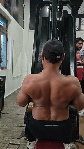 v bar lat pulldown follow for more.....like share and subscribe. #volumetraining #backworkout