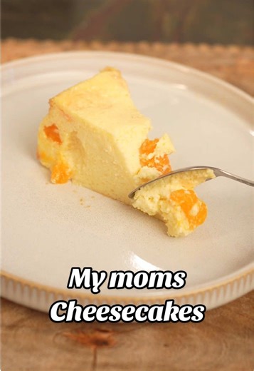 This is my mom’s cheesecake 🤍 No crust, super soft, ultra creamy — and a classic German recipe you’ll find in every family. German recipes use cook-and-serve vanilla pudding powder. Instant pudding (like Jell-O) does NOT work for this recipe. 👉 Use cornstarch vanilla instead. Ingredients - 1¼ cups sugar (250 g) - 2 tsp vanilla extract (instead of vanilla sugar) - 6 tbsp cornstarch (45 g) - ⅓ cup semolina (80 g) - 4 large eggs - 4½ cups full-fat quark (Sahnequark) (1 kg) US alternative: skyr or