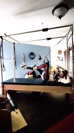 Movement can be gratitude — not punishment. Today I celebrated my body by moving with it, not against it. No agenda. No fixing. No proving. Just a quiet reminder of what this body can do when I give it space to breathe, explore, and flow. This wasn’t about burning, pushing, or earning. It was about celebrating strength, mobility, resilience, and presence. Celebration doesn’t have to be loud. Sometimes it looks like listening. Let’s pause, breathe, and thrive. Amanda #anchortolife #anchorpilates 