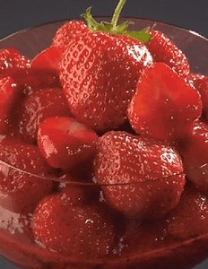 Fraises au coulis de cerise pour 4 personnes - Recettes - Elle à Table