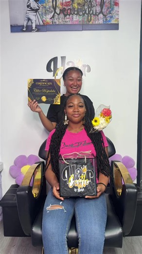 Day 1 👸🏽👑 Join my Loc Masterclass (Loc Edition) and learn ALL 4 signature loc techniques: ✔️ Soft Locs ✔️ Butterfly Locs ✔️ Invisible Locs ✔️ Textured Locs PLUS: • Proper parting techniques • Client prep & hair assessment • Completing a full head (student’s choice of loc style) • Hands-on training with your model 🎓 Certificate of completion 🎁 Goodie bag / starter kit 🧰 All materials included