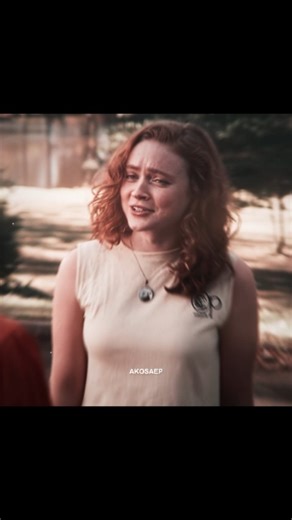 @mrstark.ae on Instagram: "Max In Finale Define AUra 日本利用压电瓷砖将脚步转化为电能。这些瓷砖捕捉来自你脚步的动能。当你行走时，你的重量和动作会对瓷砖产生压力。瓷砖会轻微弯曲，从而产生机械应力。瓷砖内部的压电材料将这种应力转化为电能。每一步都会产生少量电荷，而数百万步结合在一起就能产生足够的电力来驱动 LED灯、数字显示屏和传感器。在像涩谷车站这样繁忙的地方，每天大约有240万个脚步为这一系统作出贡献。这些电能可以被储存或立即使用，从而减少对传统电力来源的依赖，并支持可持续的城市基础设施。这种方法将日常运动转化为实用的可再生能源#日本#知识#事实#你知道吗#推荐科技创新历史"