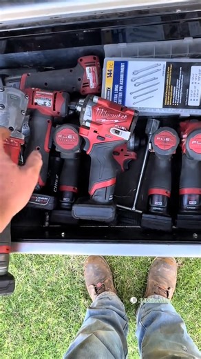 #MilwaukeeMonday Milwaukee 2564-20 M12 right angle impact #agtechtalk #fyp #jhmillerfarms #milwaukeetools @Milwaukee Tool | JHMillerfarms Fan