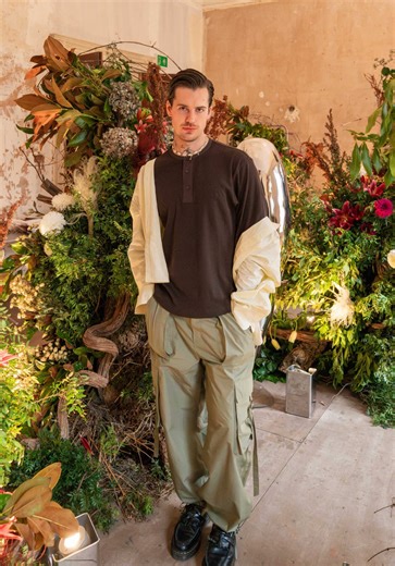 A faded townhouse rewilded for H&M Studio’s SS26 open house this London Fashion Week. An immersive floral installation designed to be wandered through, not just looked at. Wearing Studio SS26 shirt and Men’s Atelier #HMStudio @H&M #ad