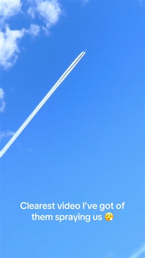 I keep thinking if I should get me a camera 👀 lol #chem #trails #sky #spraying #whatisit