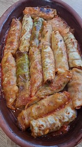 Ich habe gefüllte Weißkohl mit Hackfleisch und Reis gemacht aber diesmal in eine Ton Auflaufform im Ofen, es ist ober lecker geworden. Zutaten: Türkischer Weißkohl, der lässt sich besser einrollen und die Blätter sind viel dünner. Bekommt ihr in jedem türkischen Lebensmittelladen Zutaten für die Füllung: 400 g Hackfleisch 1 Zwiebel 1 Zehe Knoblauch 1/2 Bund frische Petersilie 4 Tomaten 1 EL Tomatenmark 1 Tal Paprikamark 300 g türkischer Baldo Reis 3 EÖ Olivenöl Salz, Pfeffer, Chili-Pulver, getro