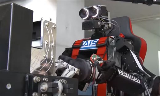 Conoce a PIBOT, el robot capaz de pilotear un avión