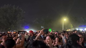 Ahhhh caray… de repente el festival se convierte en boda? Así llegaron 3BALL MTY y “El Sonidito” en la primera sorpresa del día 1 👢🤠 | Periódico LA ROCKA