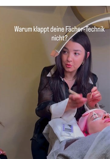 Viele struggleln mit der Fächer‑Technik und oft liegt es nicht an dir, sondern am falschen Druck der Pinzette. Mit ein bisschen Kontrolle, Ruhe und der richtigen Anleitung kannst du perfekte, stabile Fächer kreieren. Übung ist wichtig… aber Korrektur ist der Gamechanger. 🤍✨