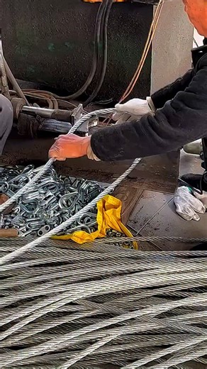 Real Engineerings | Engineering & Technology & Gadgets & DIY on Instagram: "This is how you create connections strong enough to lift TONS! ​You are watching a critical industrial process: the making of a heavy-duty wire rope sling. This isn't just a simple loop; it's a high-strength, engineered connection. ​First, the skilled workers feed the end of the heavy-gauge steel cable around a "thimble." That curved metal piece is vital—it protects the rope from being crushed, kinked, or cut when a load