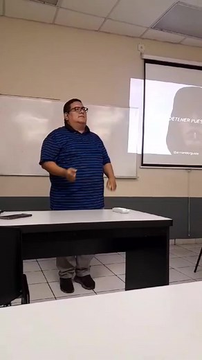 Hicimos #karaoke en la clase de #LESSA sigamos #canciones e hice #misojoslloranporti de #bigboy en #lenguadeseñas #sv #elsalvador🇸🇻 #noventas #Rap #puertorico conste que es improvisación y no se ha pulido la gramática