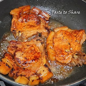 Perfectly Juicy❗ Pork Chop Recipe for Beginners List of Ingredients: Pork chop Garlic Black pepper Calamansi juice Sugar Soy sauce Ketchup Sauce: Vinegar Sugar Salt Chili Pepper Onion #porkchoprecipe #Porksteakrecipe #porkchop | Taste to Share PH