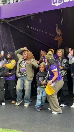 Aaron Jones' family gets HYPE celebrating his touchdown 🙌