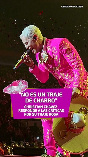 Desde la polémica aparición de su traje rosa, numerosos internautas se pronunciaron en contra de su uso, considerándolo una falta de respeto a una tradición mexicana bien conocida a nivel mundial. De acuerdo con los usuarios y con la propia Federación Mexicana de Charrería, el traje de charro debe usarse con respeto y siguiendo las normas establecidas. ¿Qué opinas del traje rosa de Christian Chávez? #RBD #ChristianChavez #Polemica #Charros #Charreria #Mexico #Noticia #Noticias #UNOTV | UnoNotici