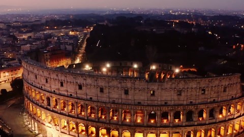 Le ciel nocturne de Rome vu par drone : le Colisée et la Basilique illuminés