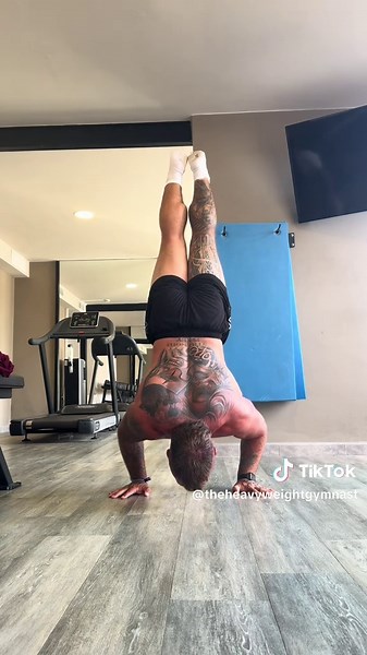 Calisthenics are back 🫡 #theheavyweightgymnast #calisthenics #gymnastics #fitness #workout #training #handstand #hspu #handstandlift #bodybuilding #gym