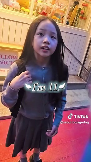 11살 소녀, 언젠가 아이돌로 만나길 ✨ㅣDream in Seoul 🇰🇷 📌 당신의 꿈은 무엇인가요? ✨ ↳ “아이돌이 되고 싶어요.” 🎤✨ 🍀 세상의 꿈을 응원합니다. Supporting dreams around the world. 🌍 ➖➖➖➖➖➖➖➖ 💌 길에서 만난 사람들에게 사진을 선물하고, 그들의 꿈을 기록하고 현실로 만듭니다. I gift photos to people I meet on the street, and turn their dreams into reality. 💭 꿈의 의미를 시각적으로 표현하기 위해 엔딩 장면은 AI로 제작되었습니다. To bring their dreams to life, the ending scene was created using AI. ➖➖➖➖➖➖➖➖ 📸 Evoto AI 보정 협업: Evoto Korea (EVOTO) 최대 20% 할인 코드: bojagudog (유효기간 및 사용 횟수 제한 없음) 이보토 할인 패키지 구매 링