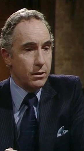 Yes Minister debates "digital ID" cards in 1980