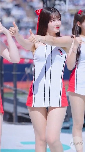 She's really pretty.. *shivers* Out Song Cheerleader Kim Jina ktwiz