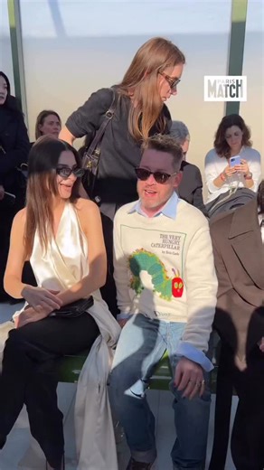 Macaulay Culkin, Charlize Theron et Pedro Almodovar, Anya-Taylor Joy, Camille Cottin ou encore Priyanka Chopra et JISOO… Front row de stars chez @dior pour ouvrir la Fashion Week parisienne ce mardi 3 mars au Jardin des Tuileries ✨💚 🎥 @linabtt / @alexandremaras | Paris Match