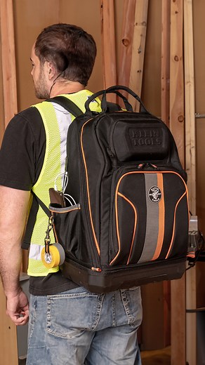 Mochila para Herramientas de alto rendimiento. 🎒⚡️ Interior espacioso con 40 bolsillos estratégicos y un diseño resistente al agua. Carga tus dispositivos con el puerto USB-C y mantén todo organizado con el bolsillo delantero rígido Mod. 62800BP #herramientas #electricista #KleinTools | Klein Tools México