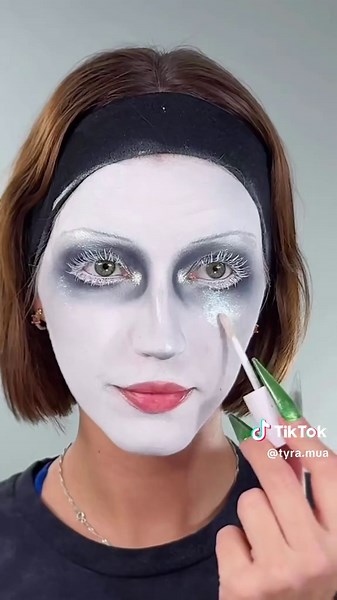 Monochrome Makeup Looks: Creative Grayscale Styles